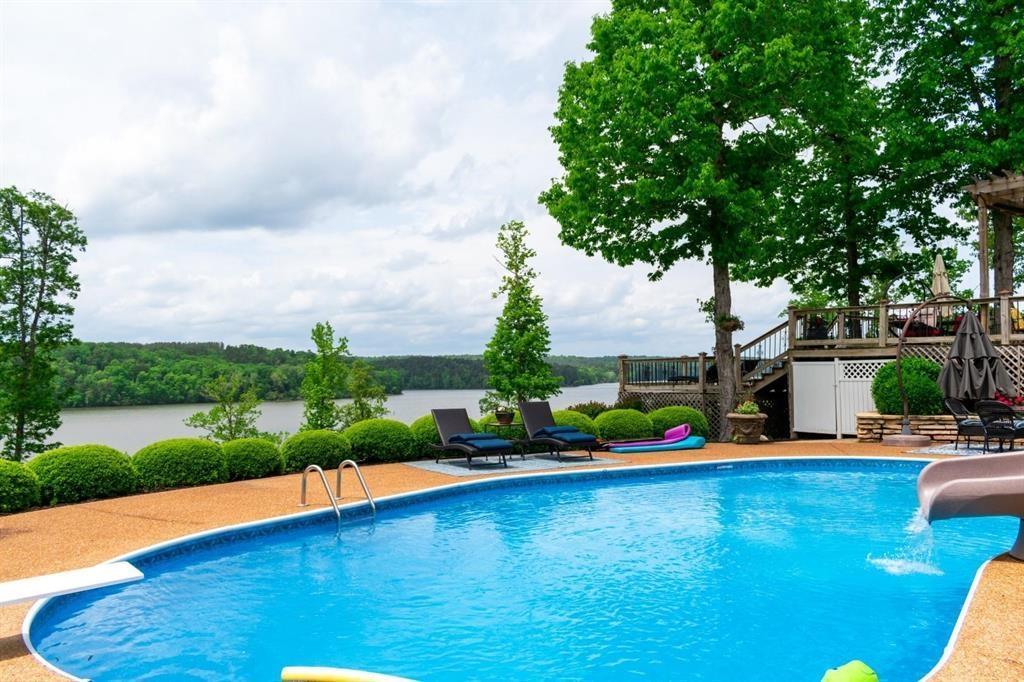 Image 2: Pool overlooking Lake!