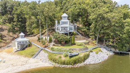 199 LAKESHORE LN