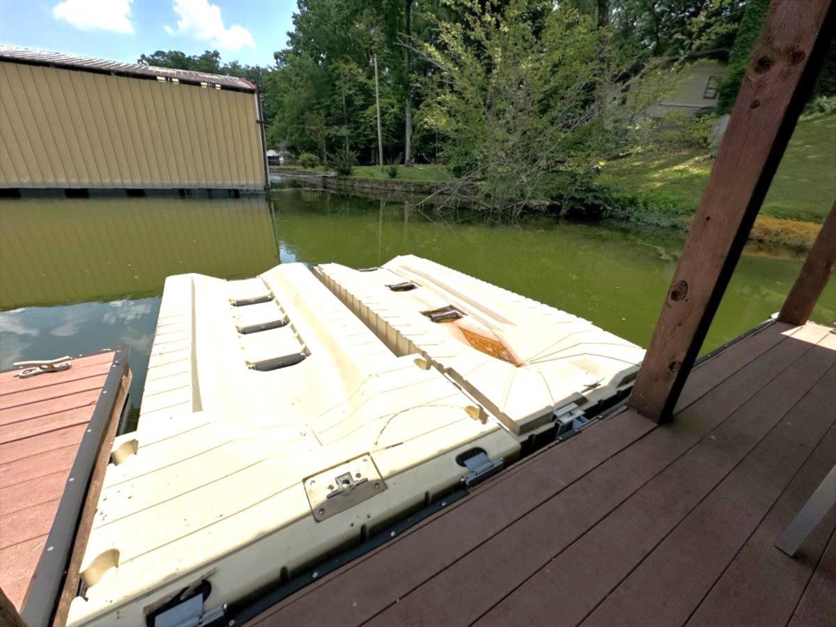 Image 4: Room for 2 Jet Skis...