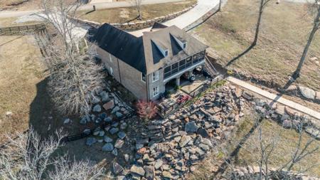 202 RIVERBEND LN