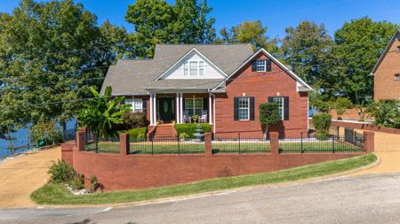 984 SKYLINE DR