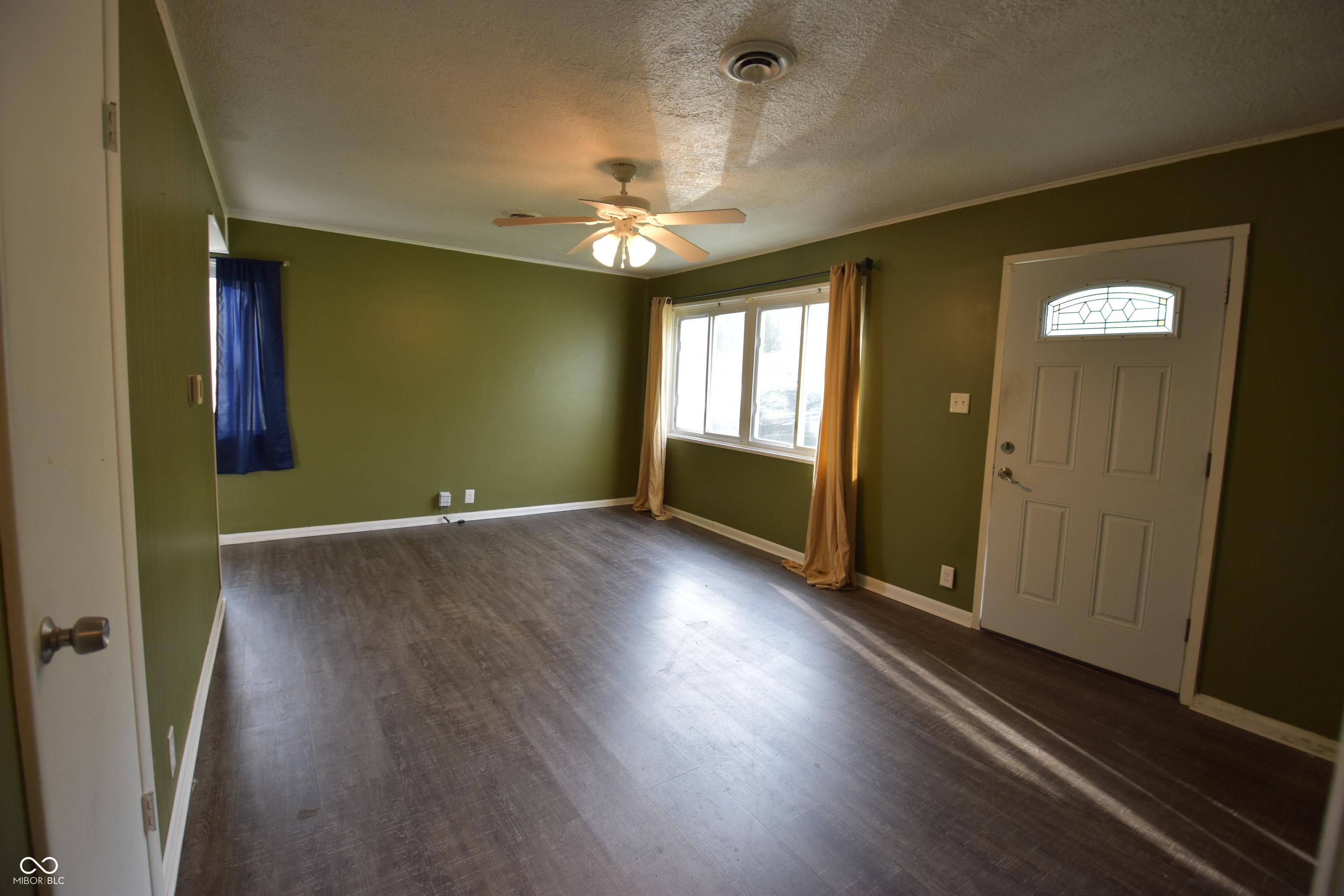 Image 3: Living Room