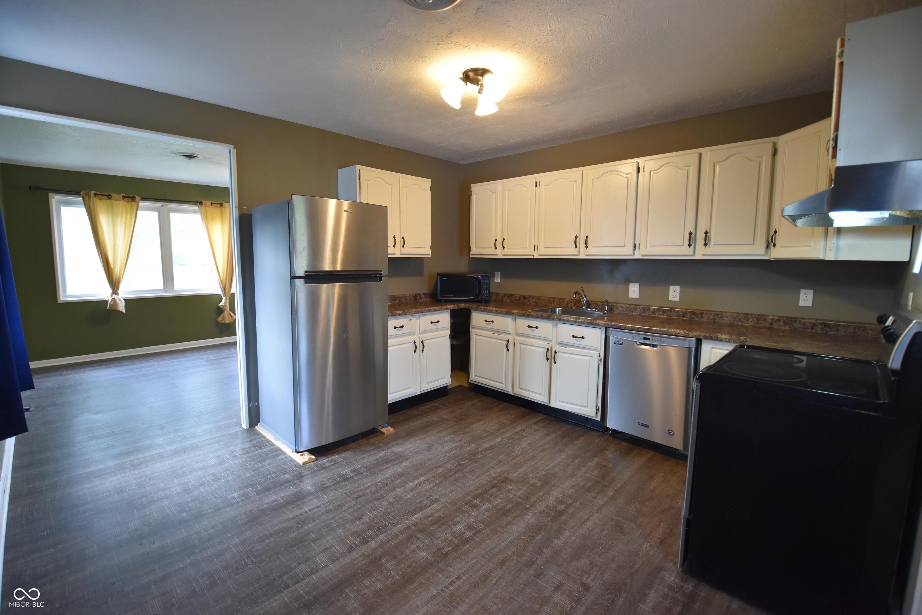 Image 4: Kitchen