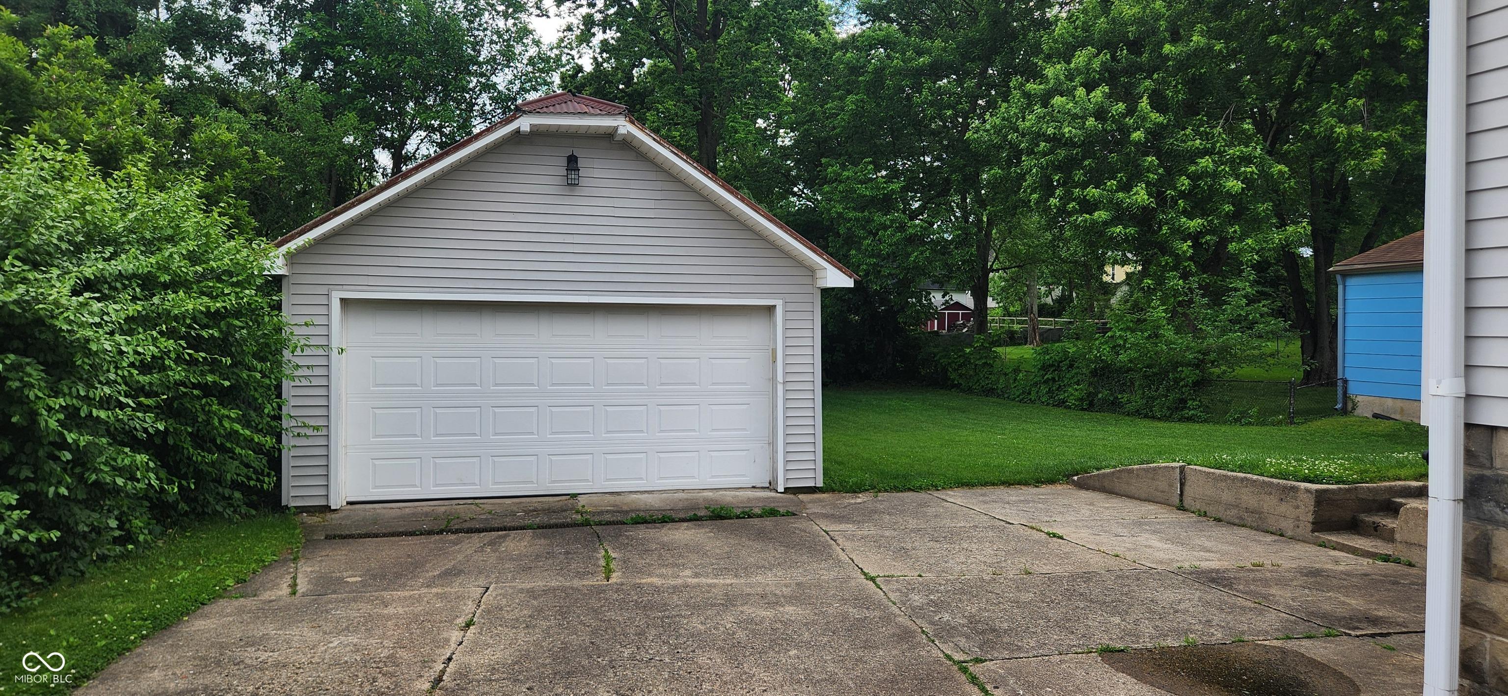 Image 4: Garage