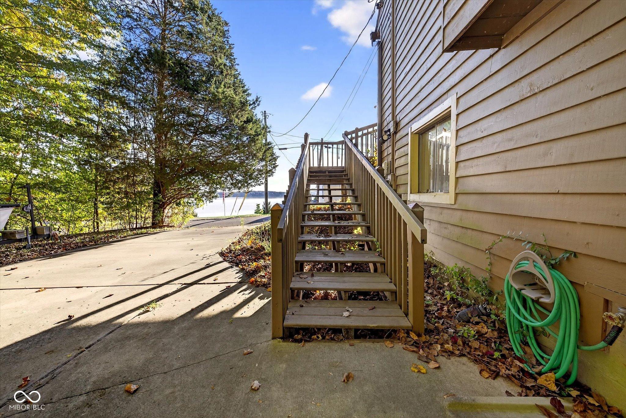 Image 3: Deck