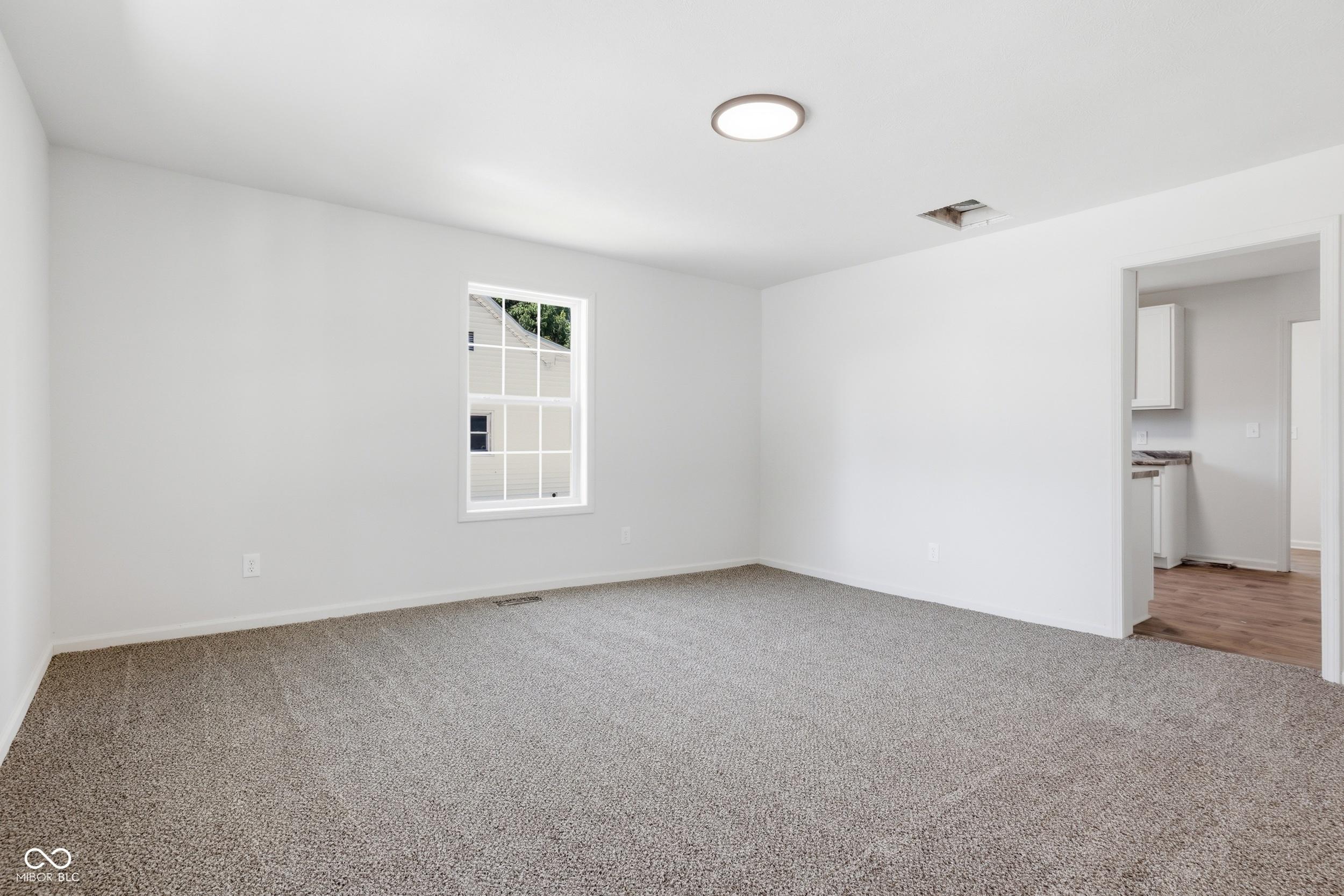 Image 4: Living Room