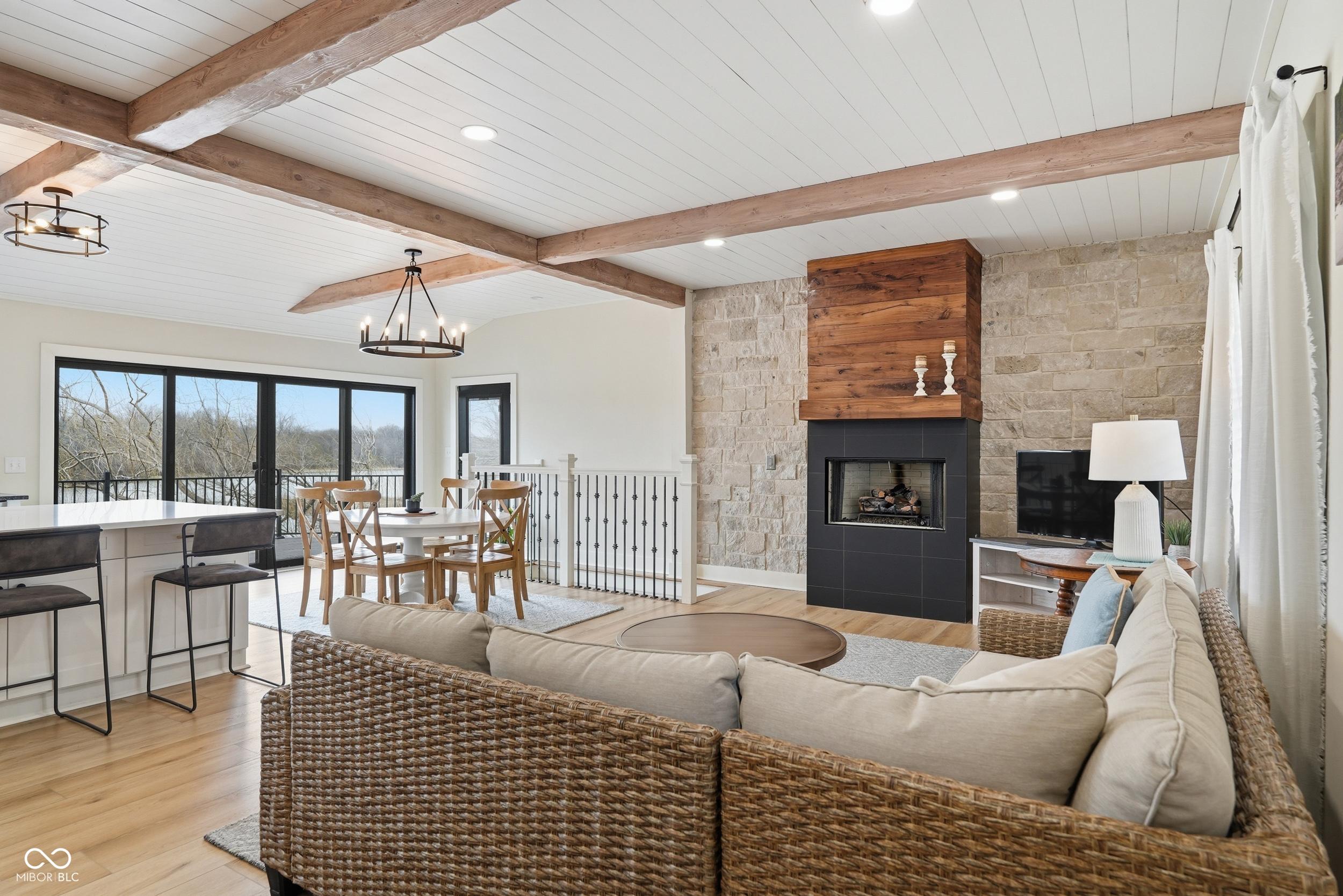 Image 3: Living Room