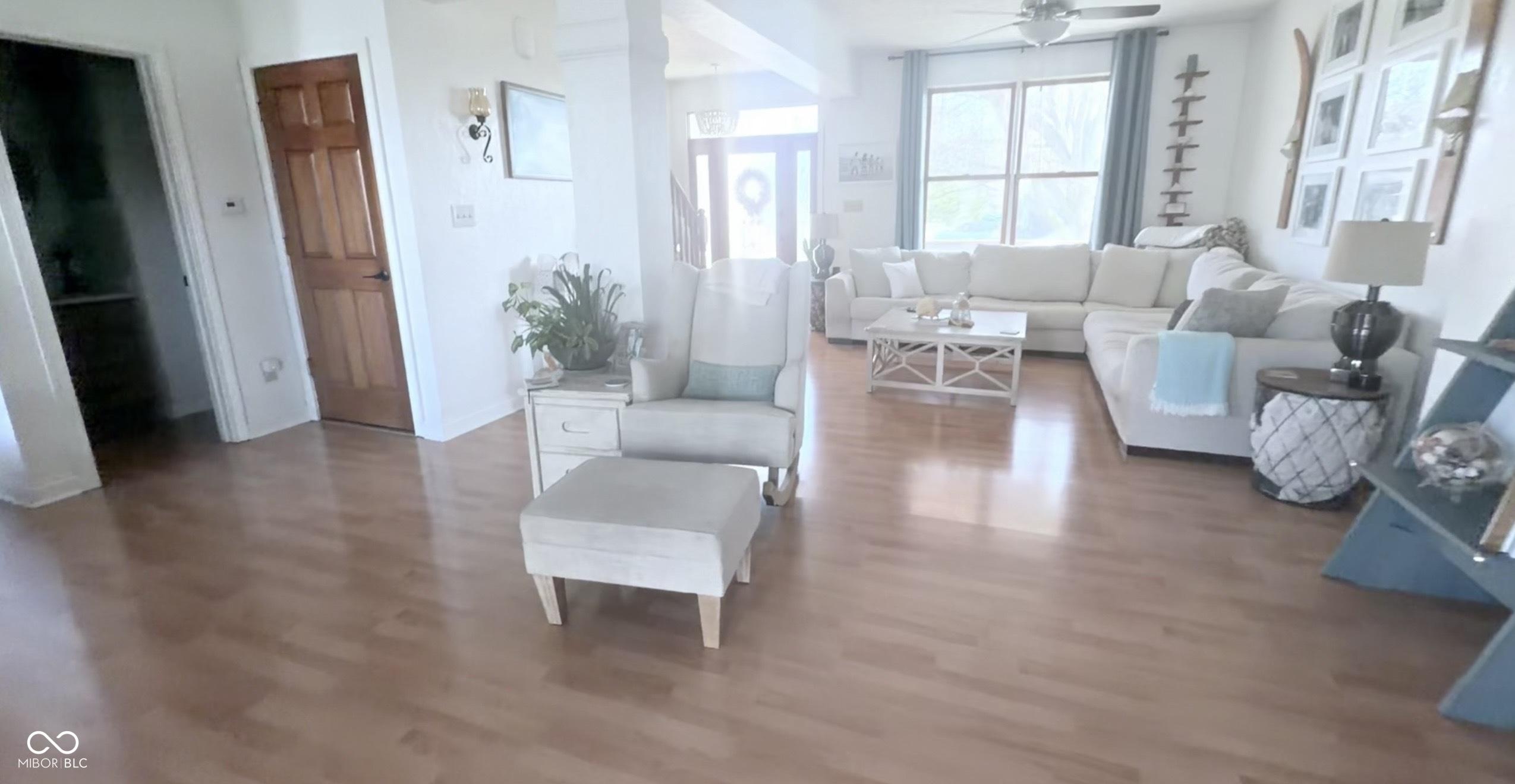 Image 4: Living Room