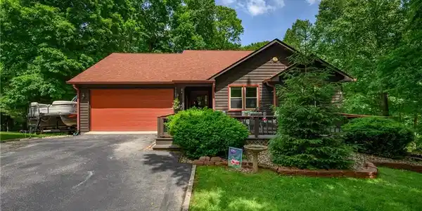8215 CENTER LAKE