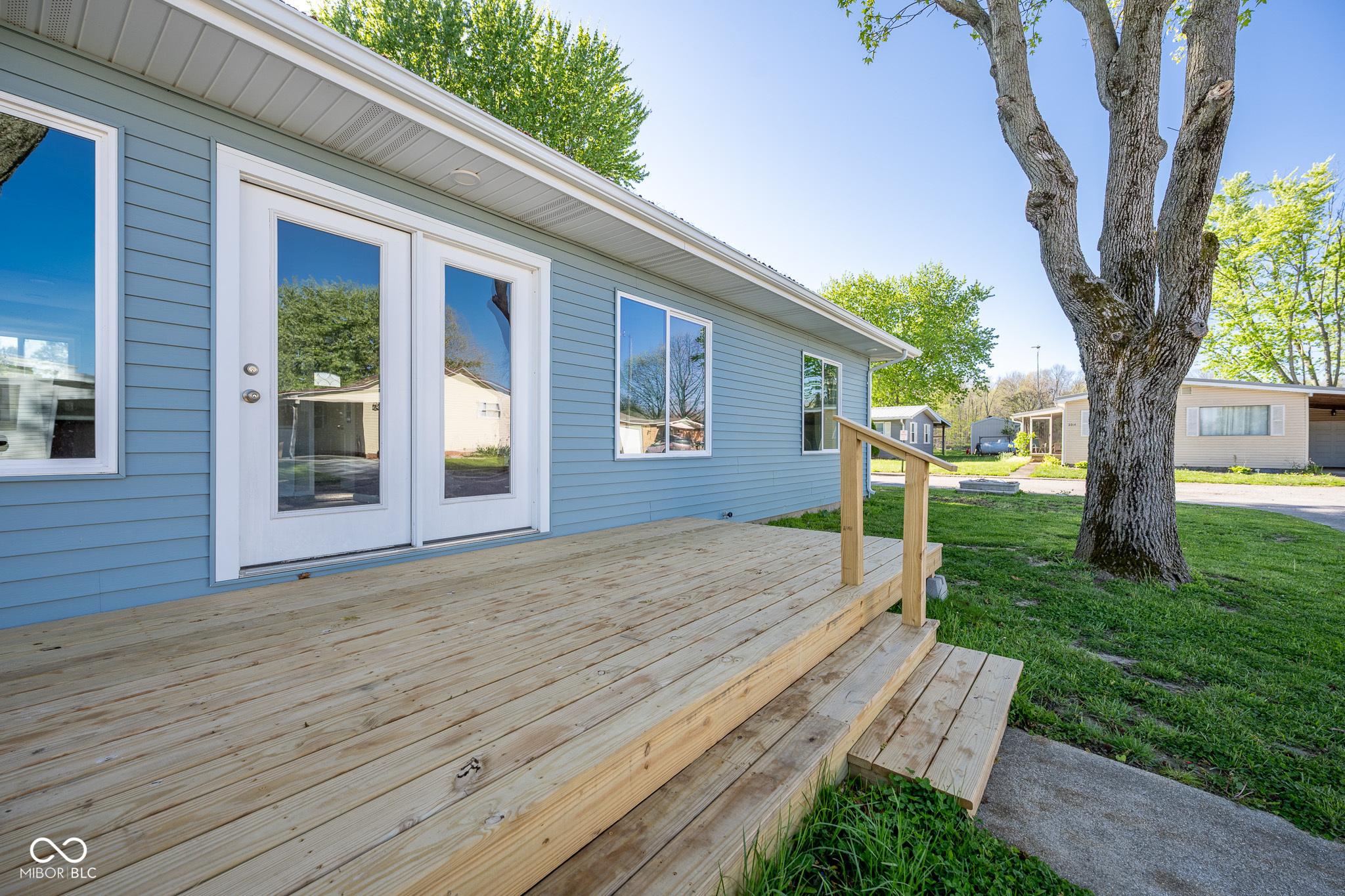 Image 3: Deck