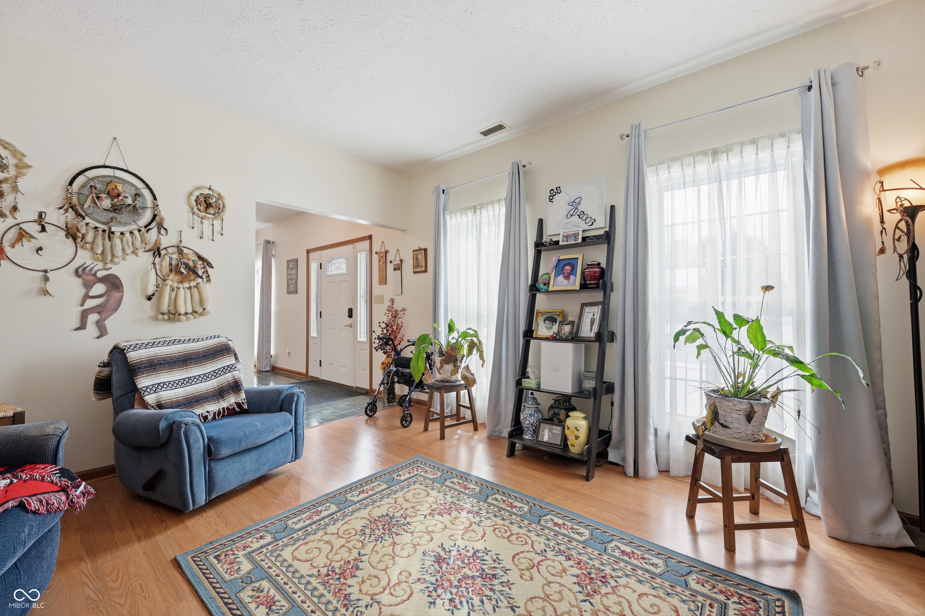 Image 4: Living Room