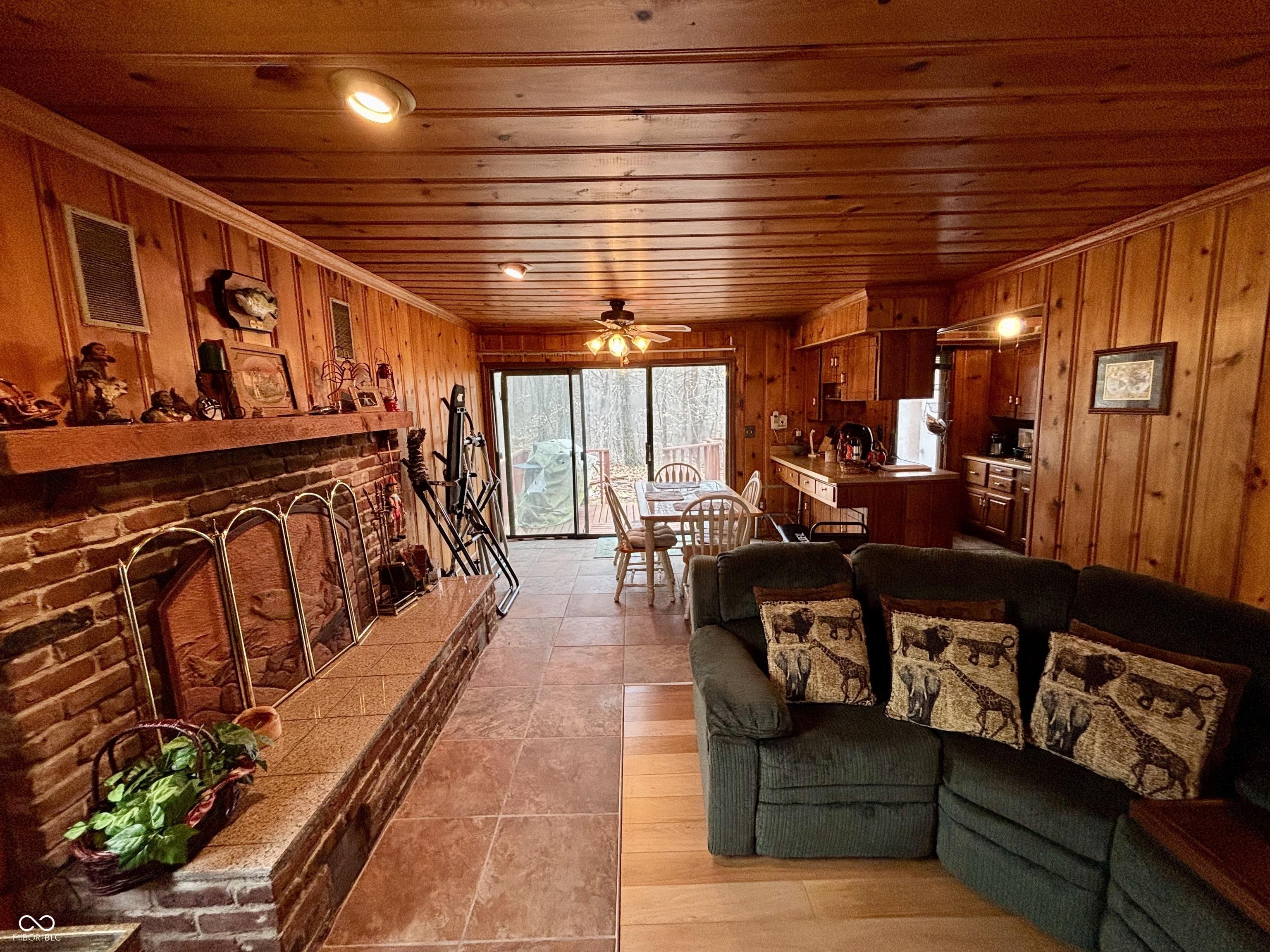 Image 4: Living Room