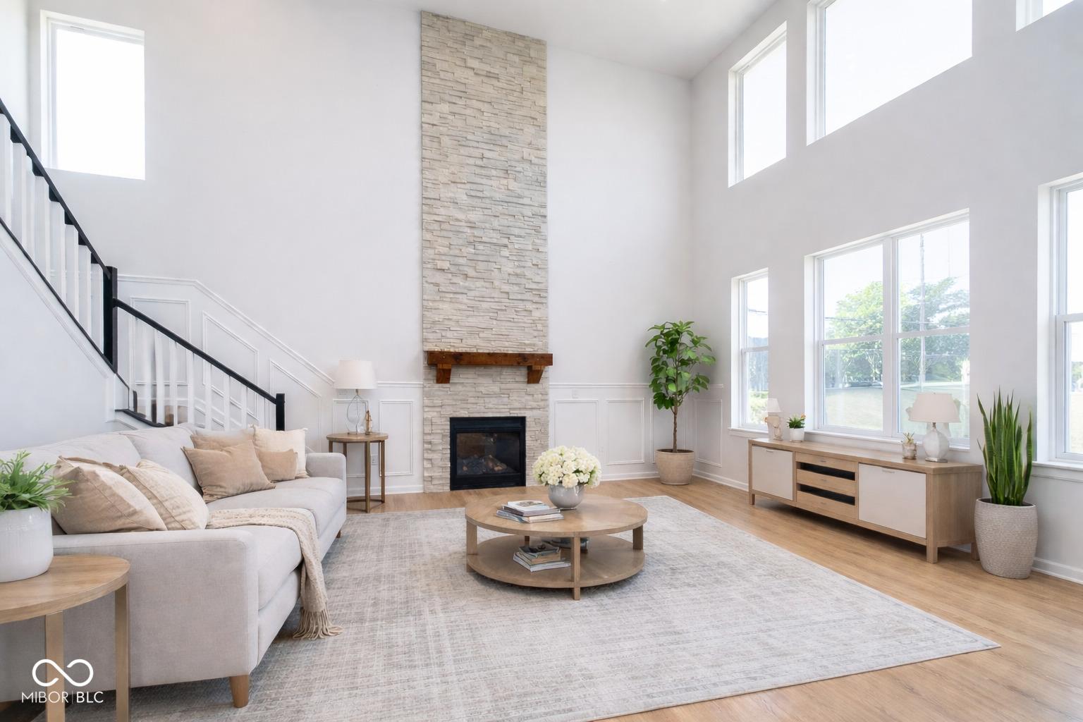 Image 4: Living Room