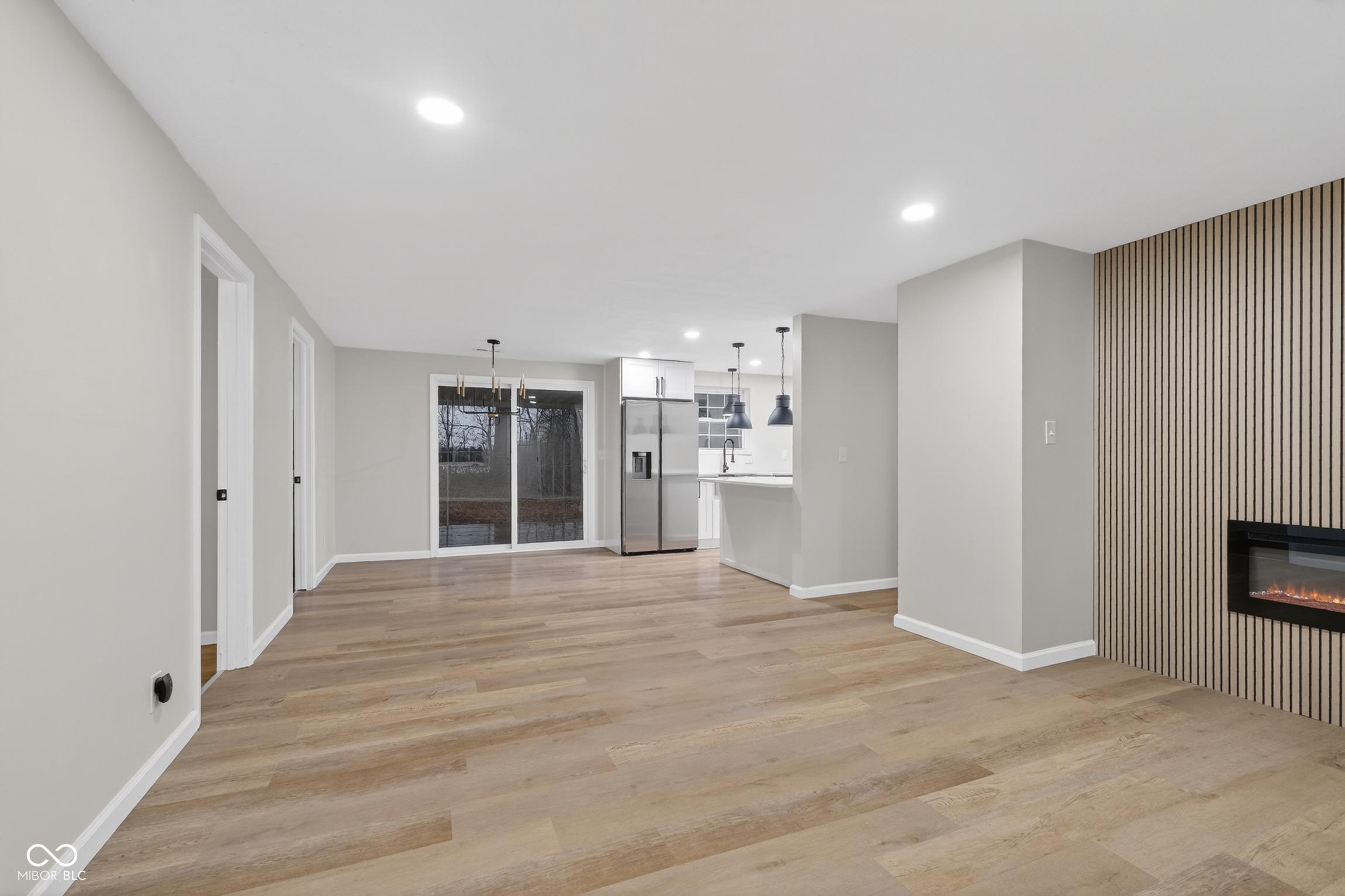 Image 4: Living Room