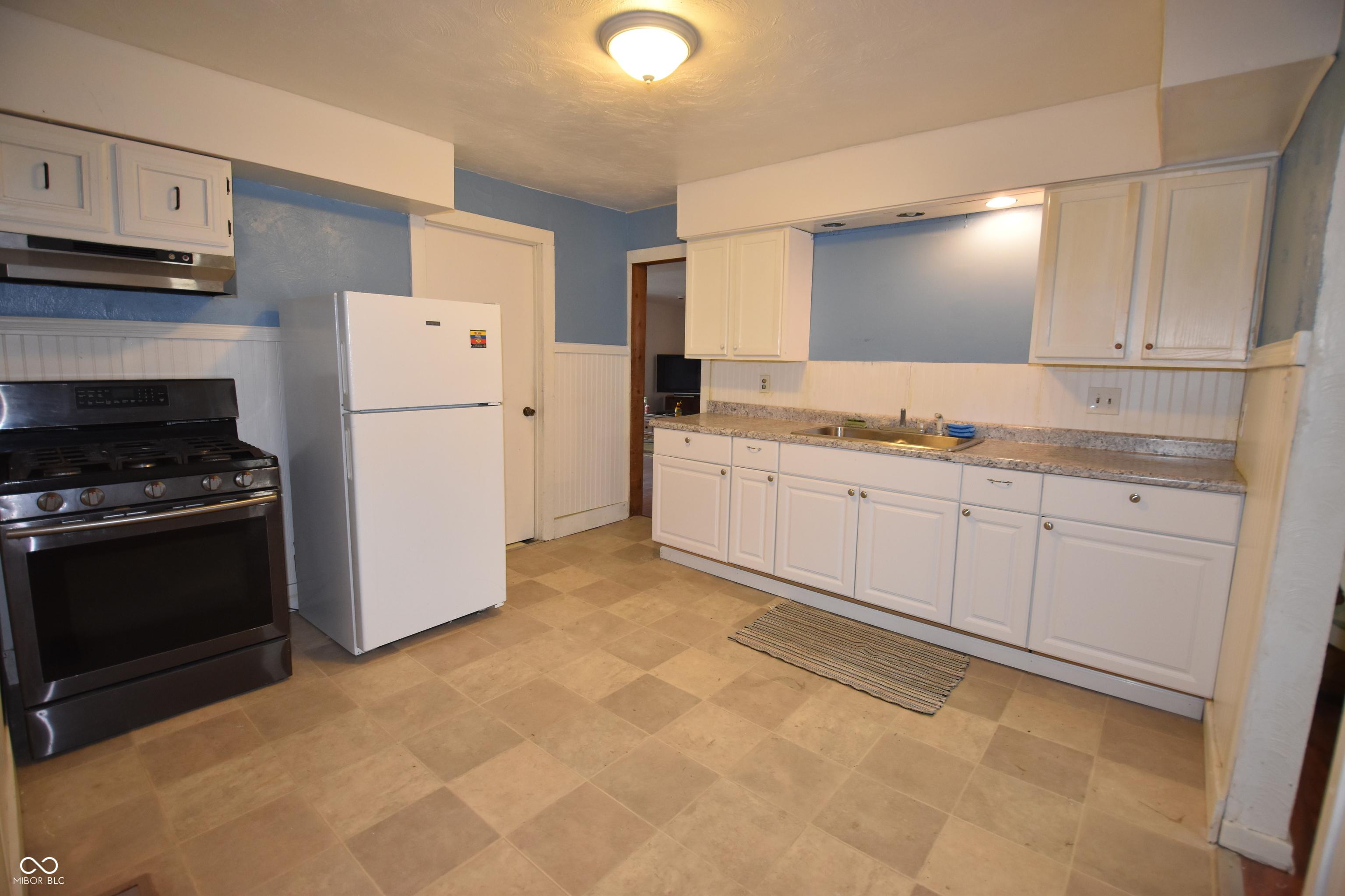 Image 3: Kitchen