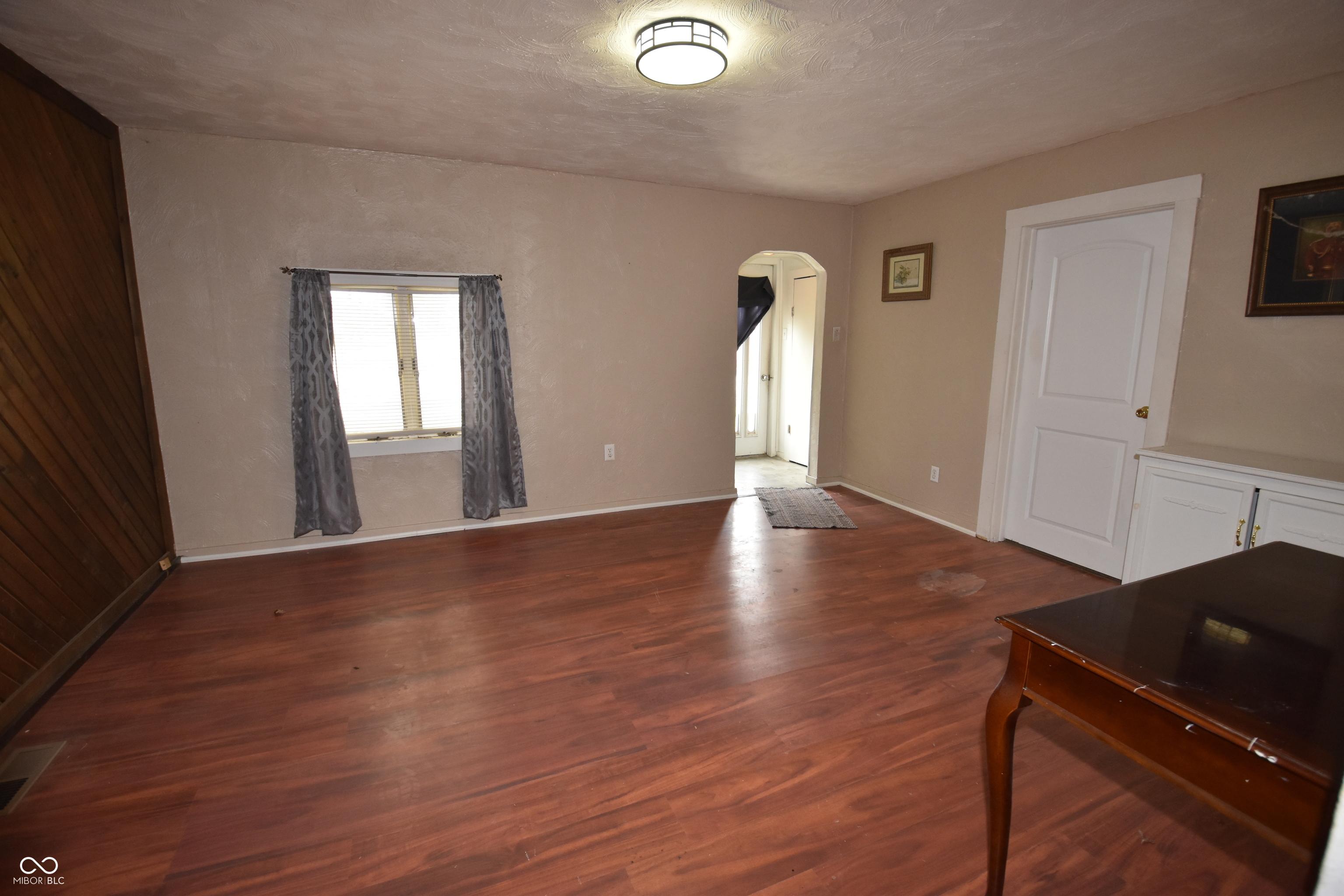 Image 4: Living Room