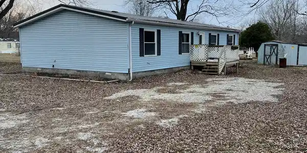 1693 Country Manor