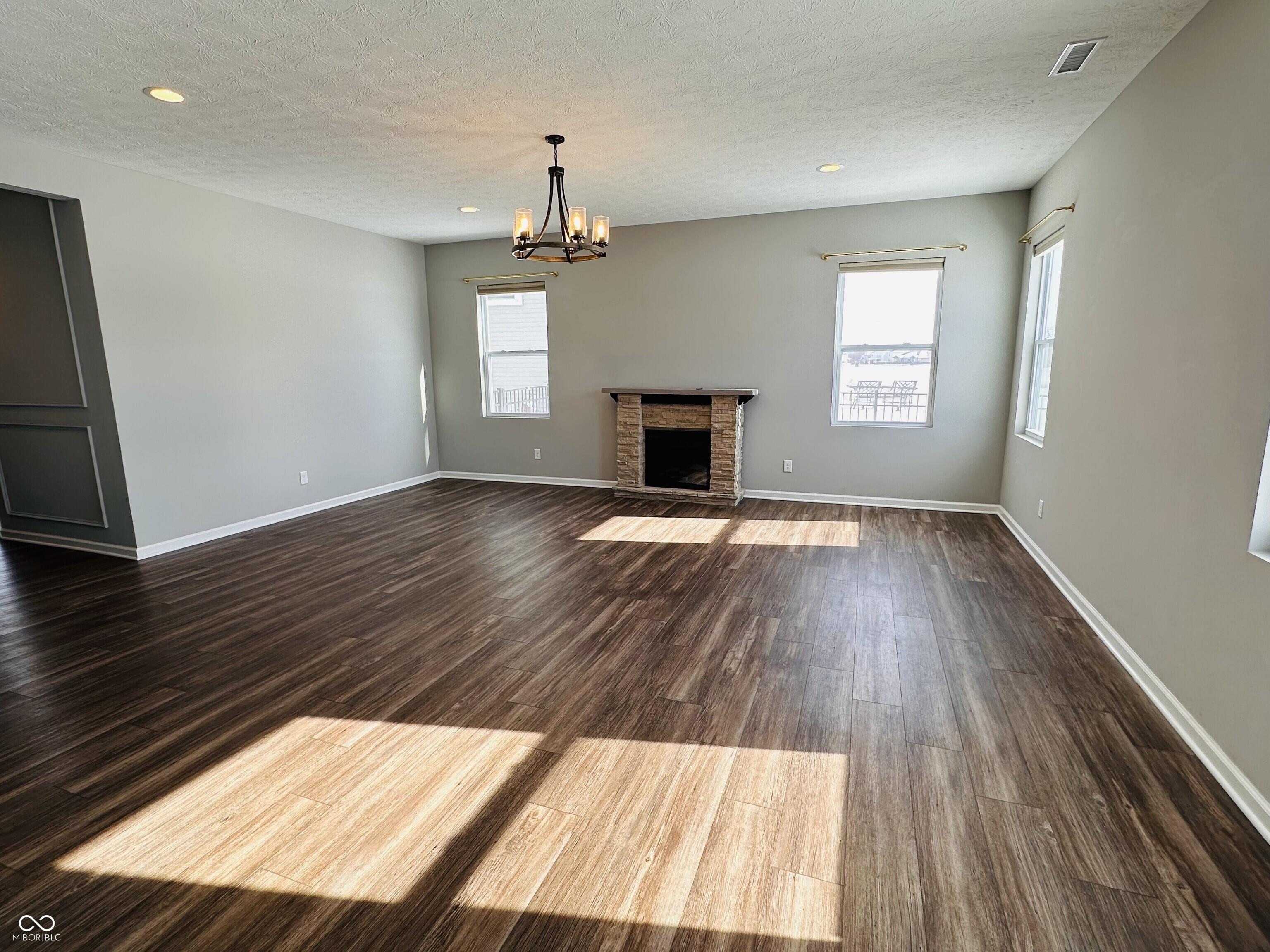 Image 4: Living Room