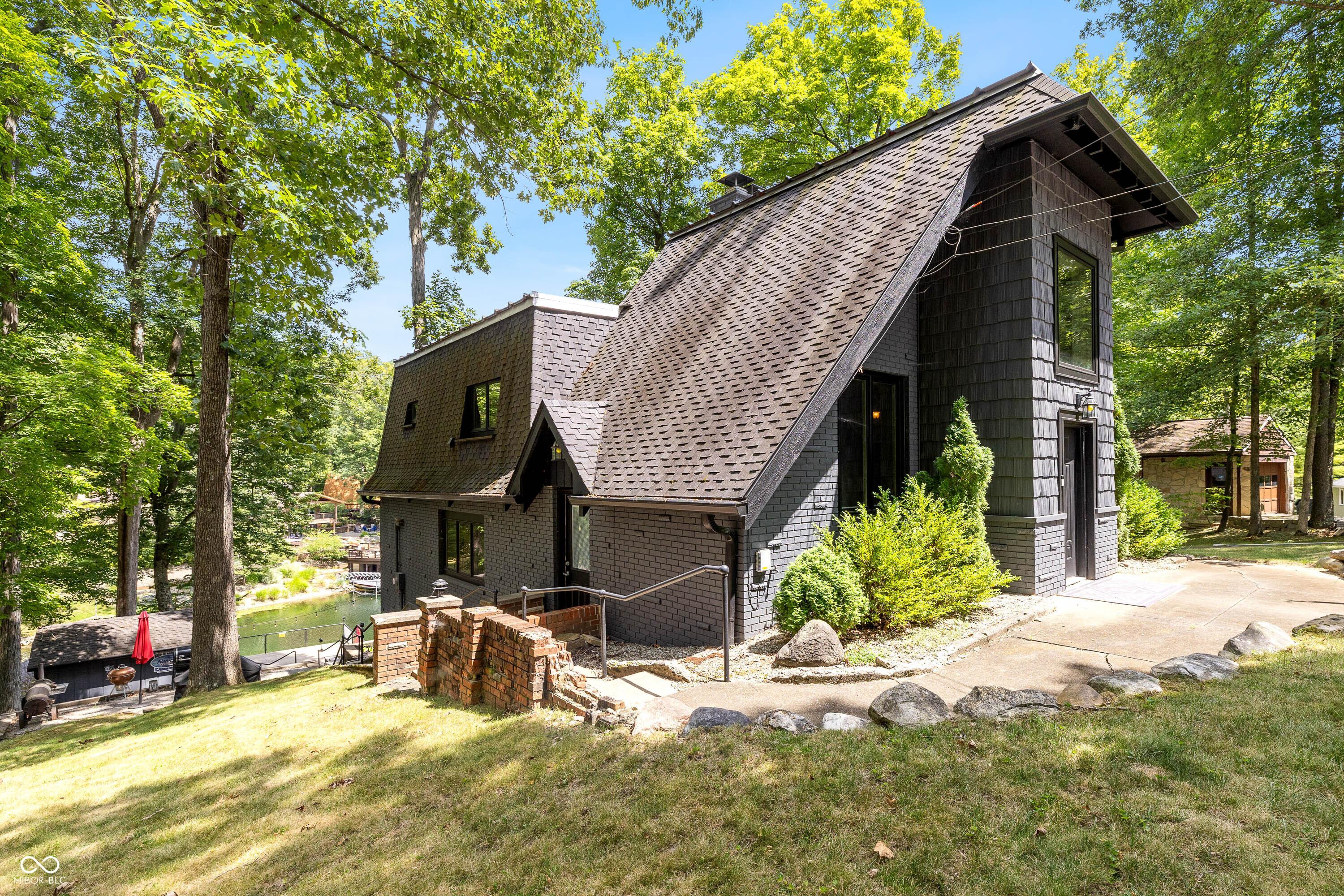 Image 3: Side Of Structure