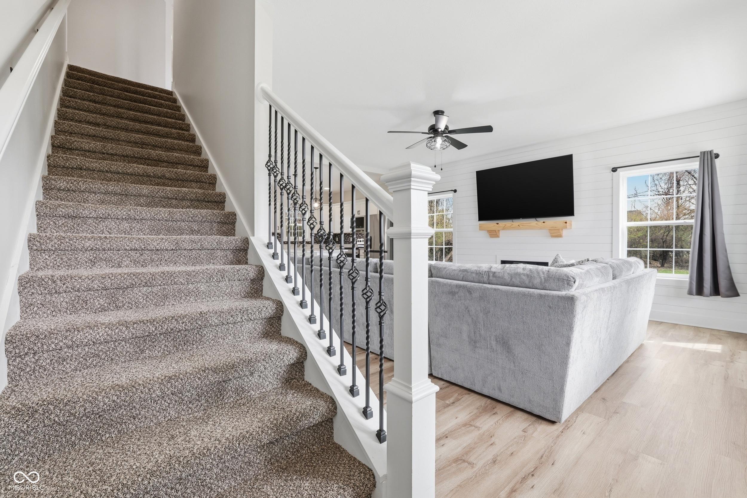 Image 4: Living Room