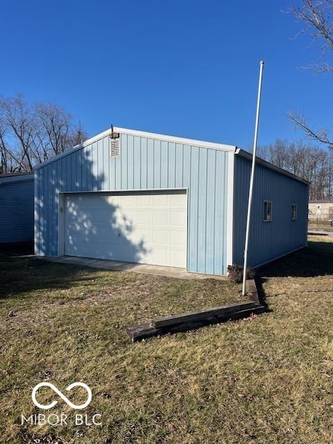 Image 2: Garage