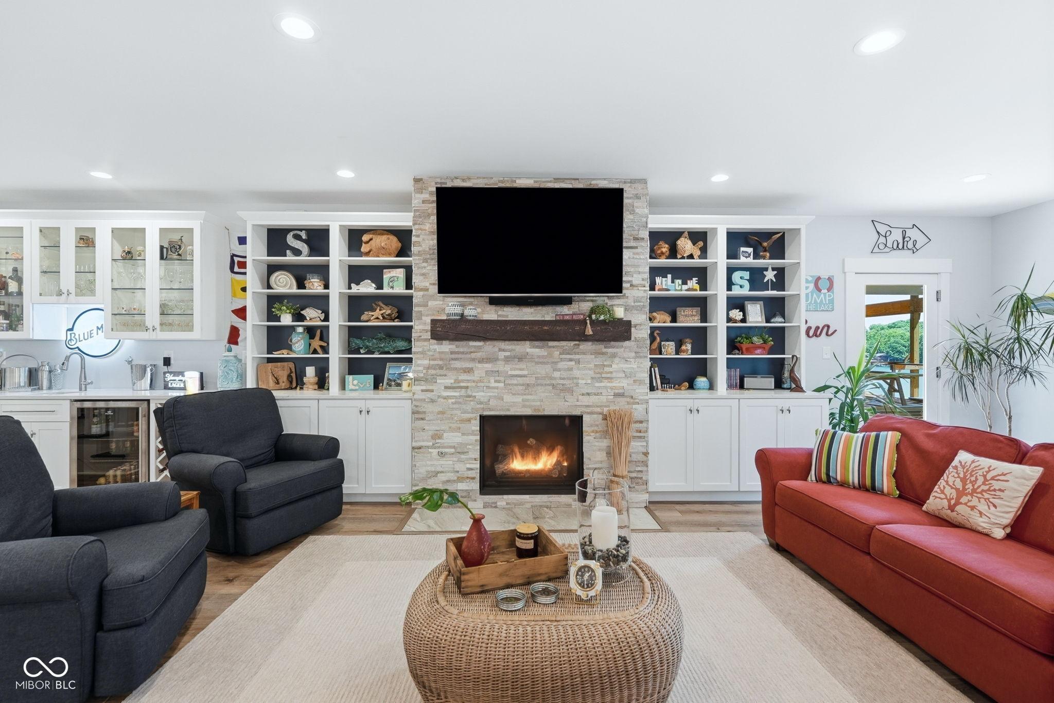 Image 4: Living Room