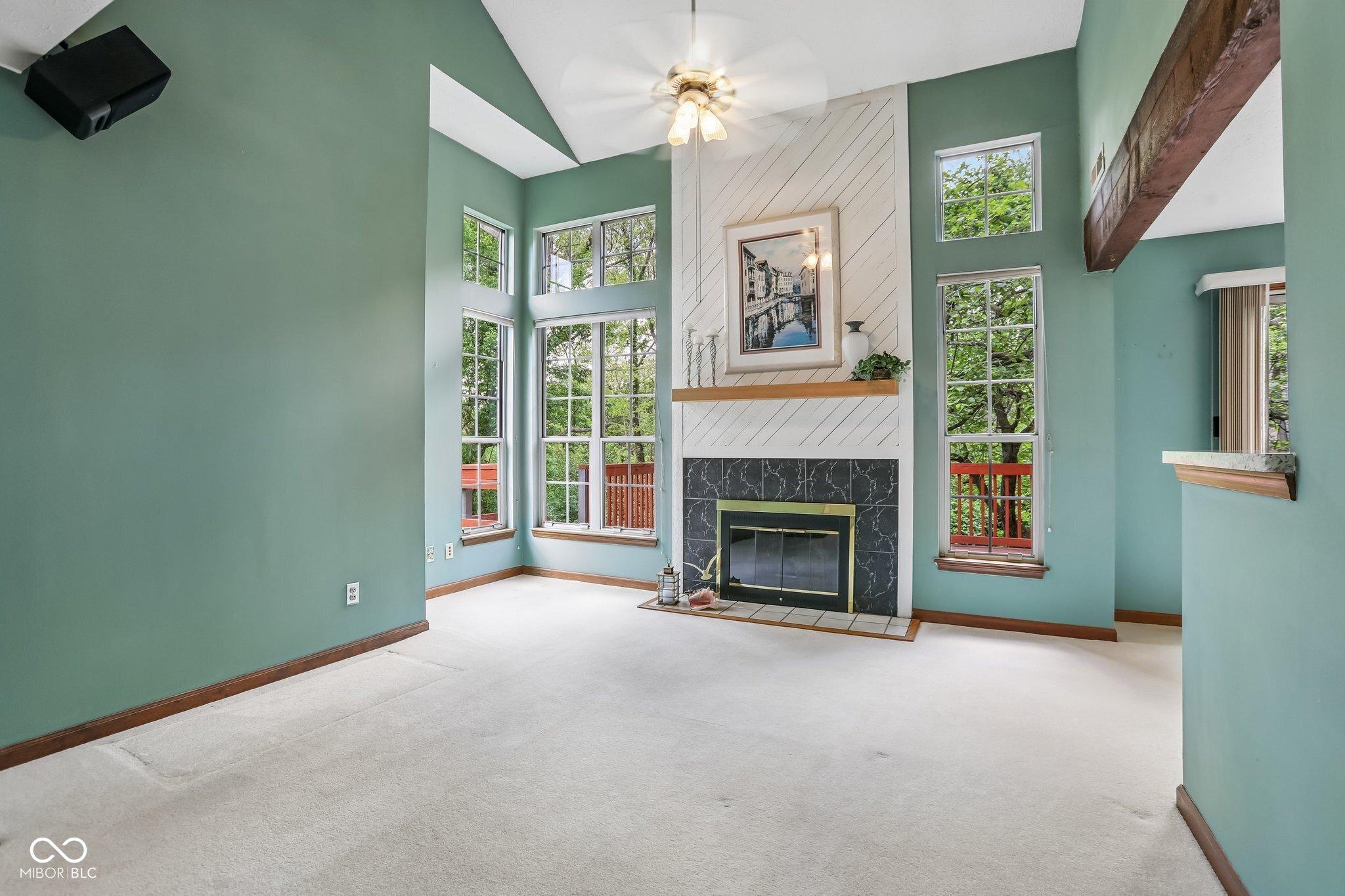 Image 4: Living Room