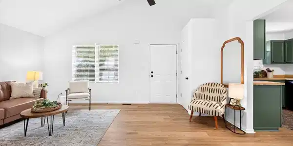Image 3: Living Room
