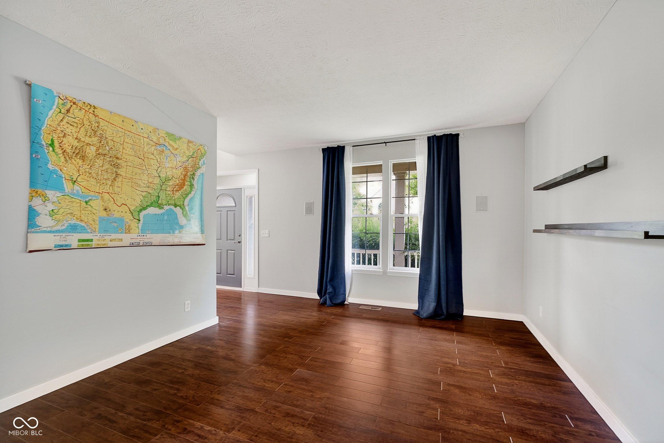 Image 4: Living Room
