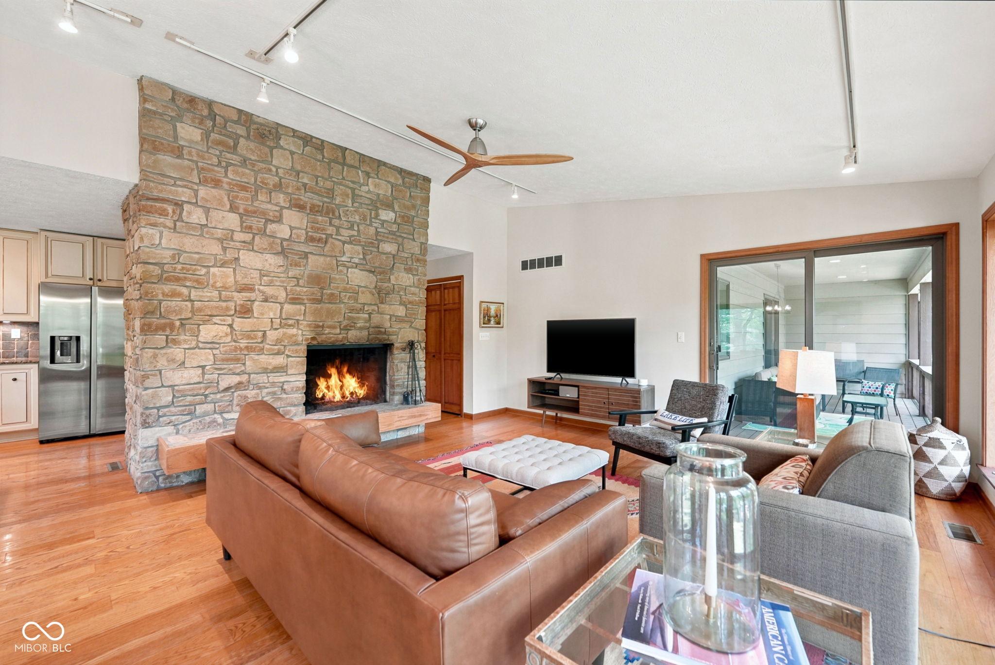 Image 2: Living Room Image 2: Living Room