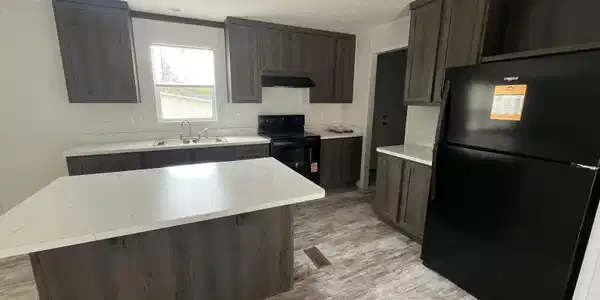 Image 4: Kitchen