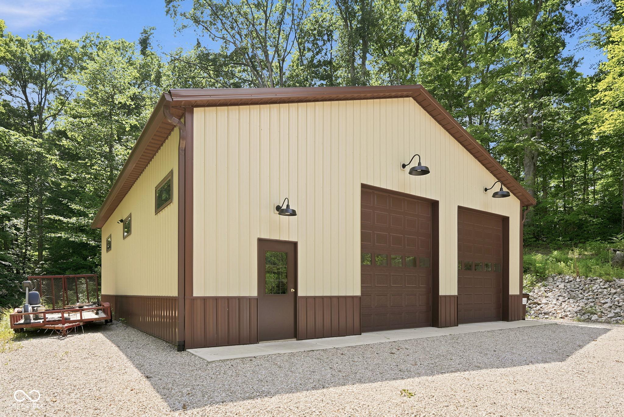 Image 2: Garage