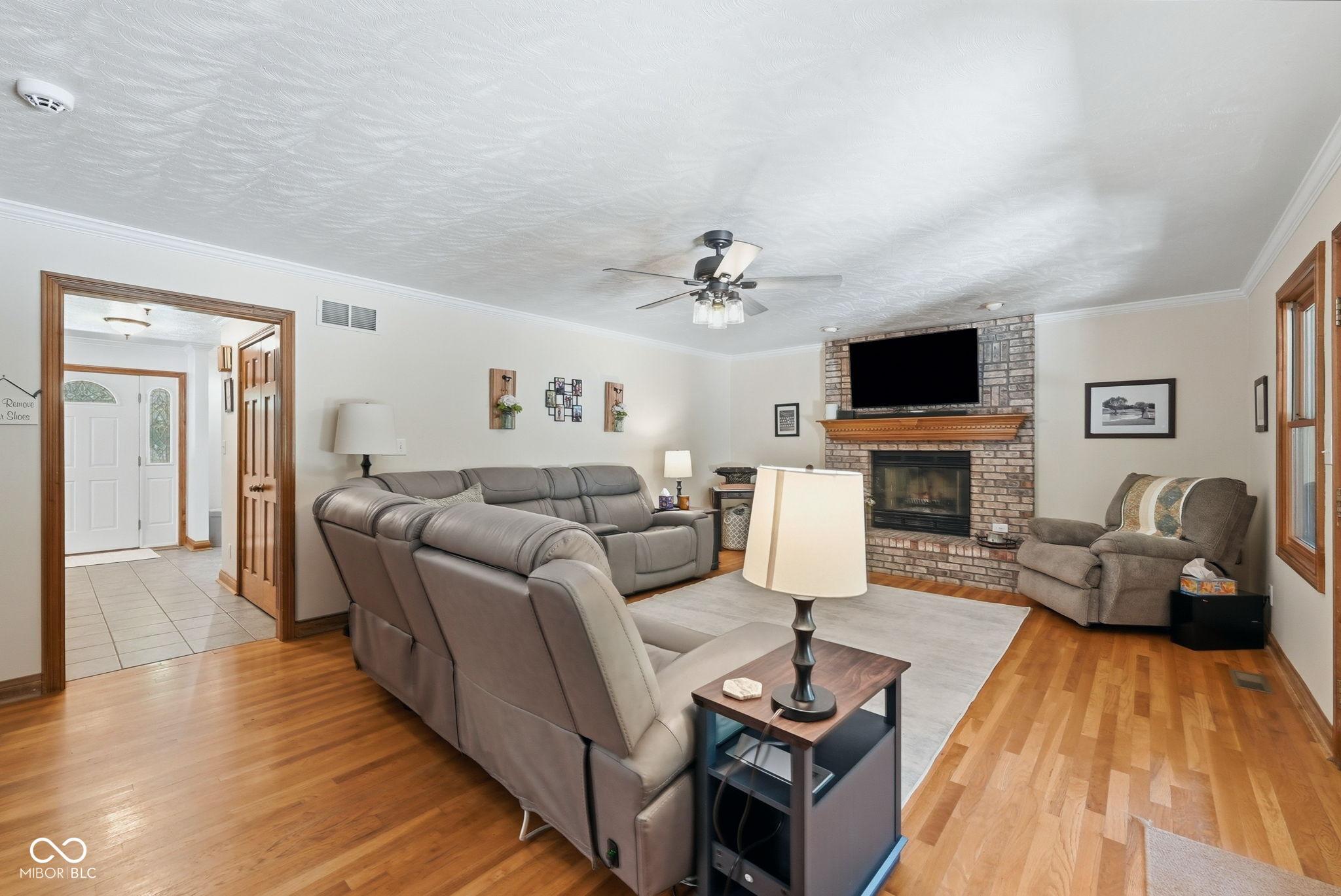 Image 3: Living Room