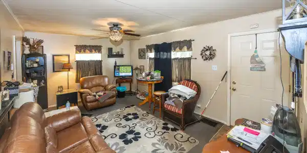 Image 4: Living Room