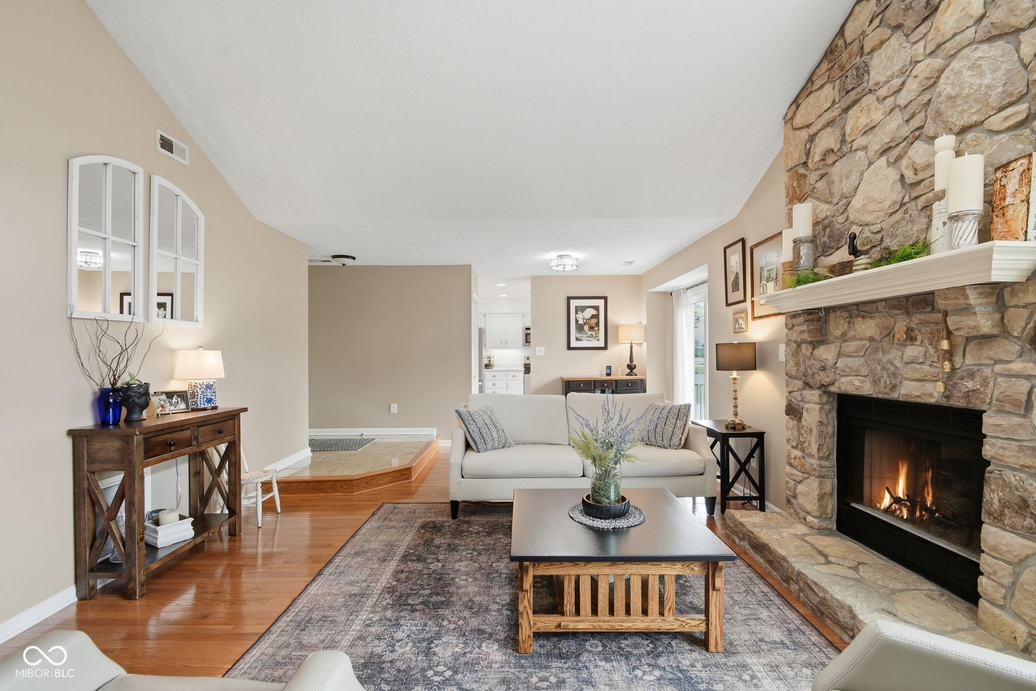 Image 4: Living Room