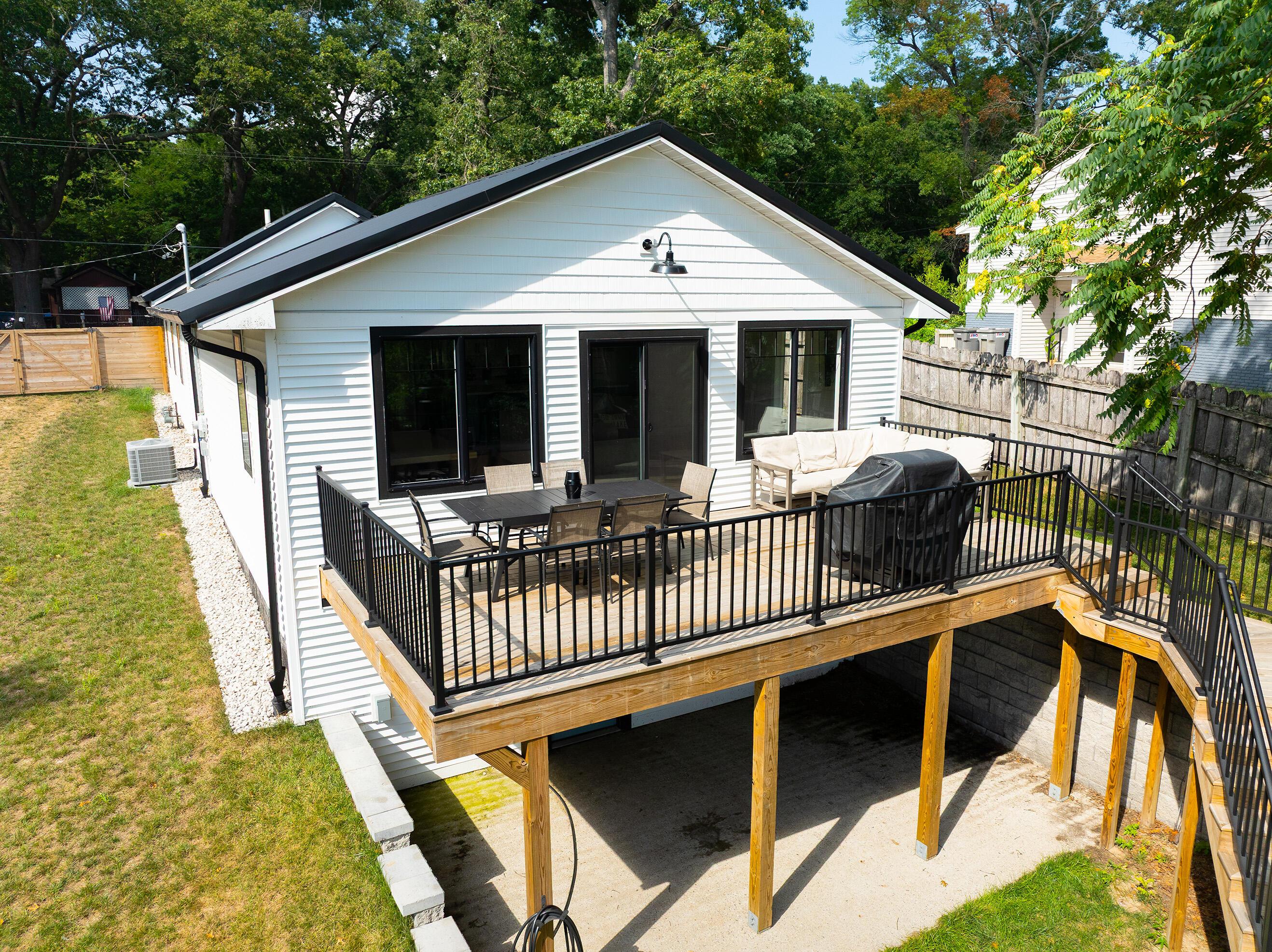Image 3: 3. Deck View 1-1