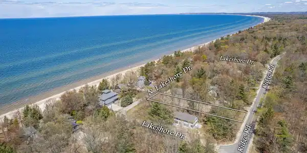 4674 N Lakeshore Drive