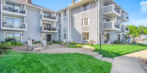 400 Lakeview Court