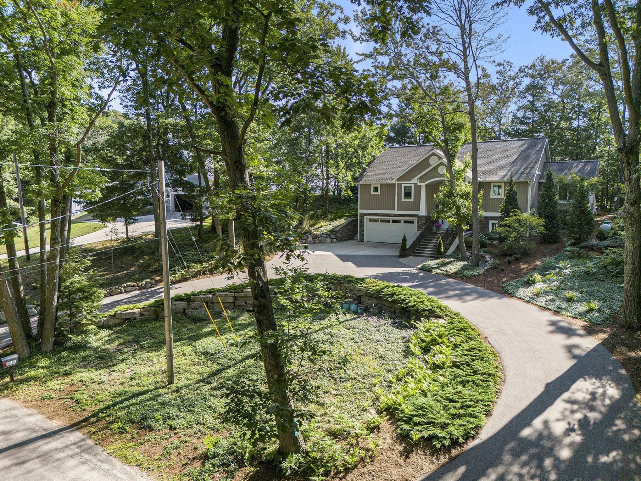 Image 4: Wooded Setting, Circle Drive