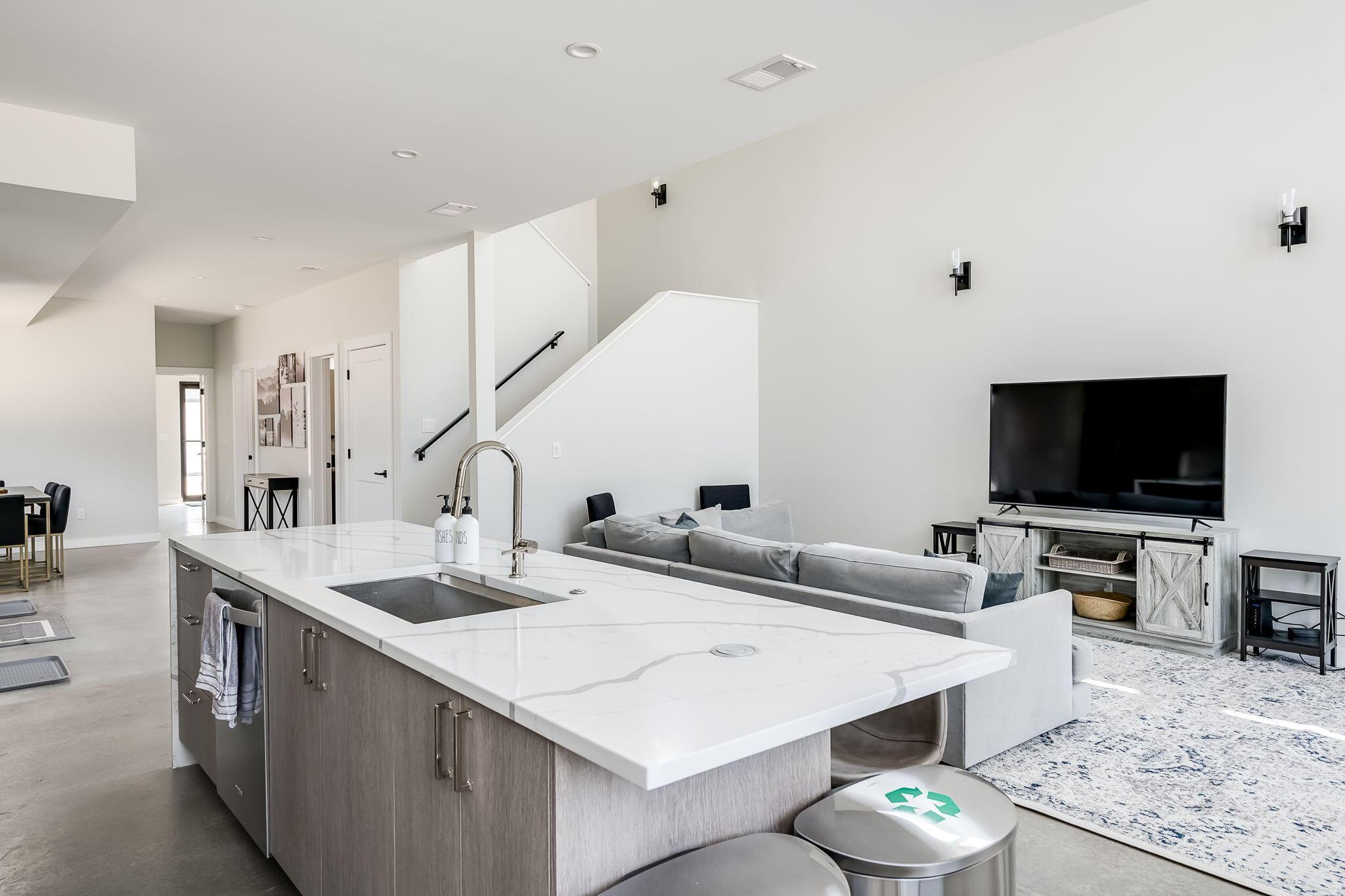 Image 4: 16-web-or-mls-7400-lake-solis-dr