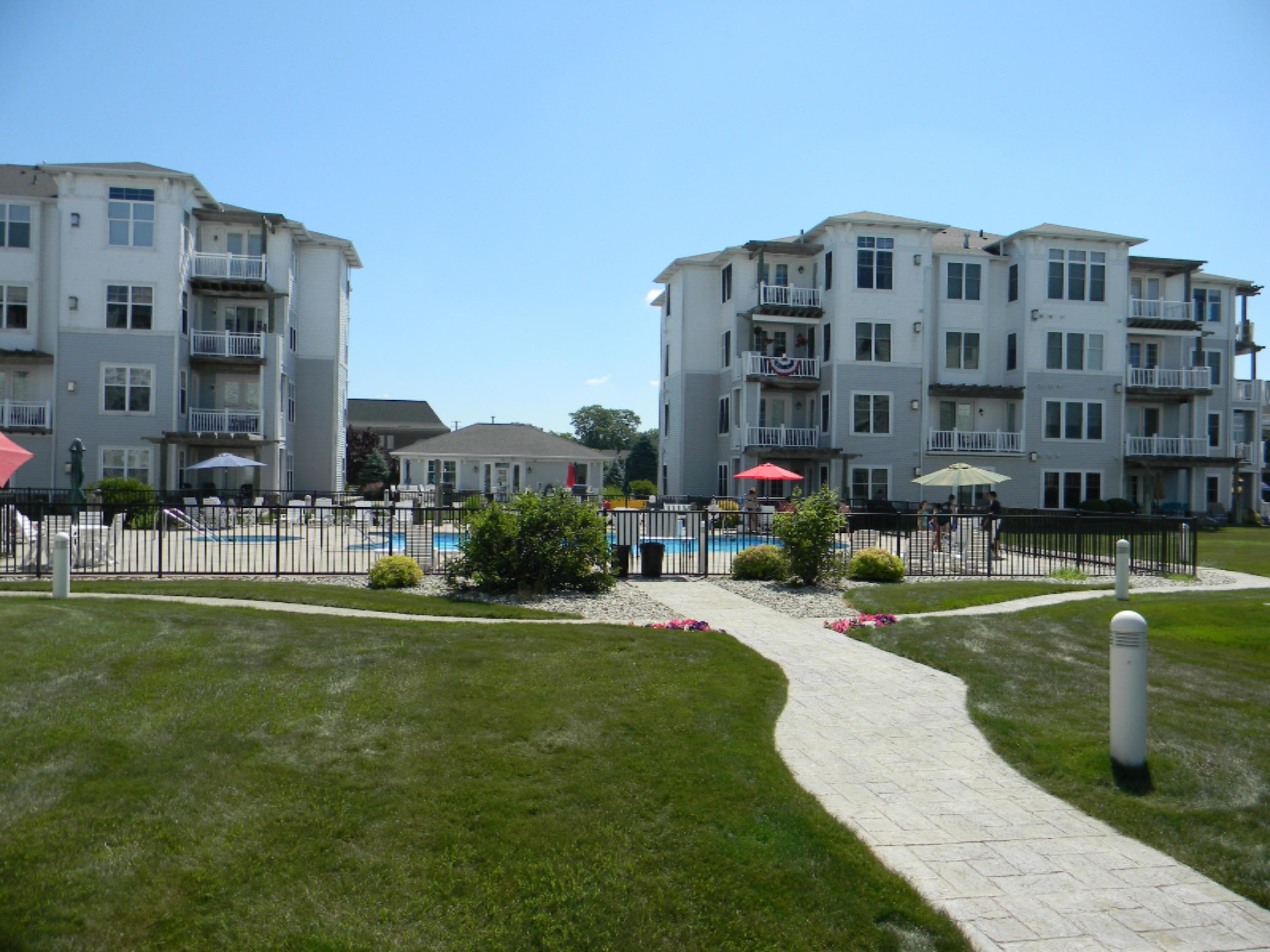 Image 2: To the pool