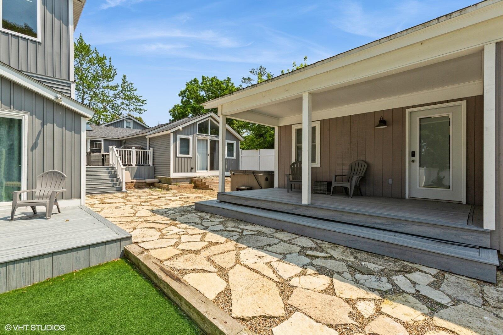 Image 4: 03_116NSmithSt_2005_Large