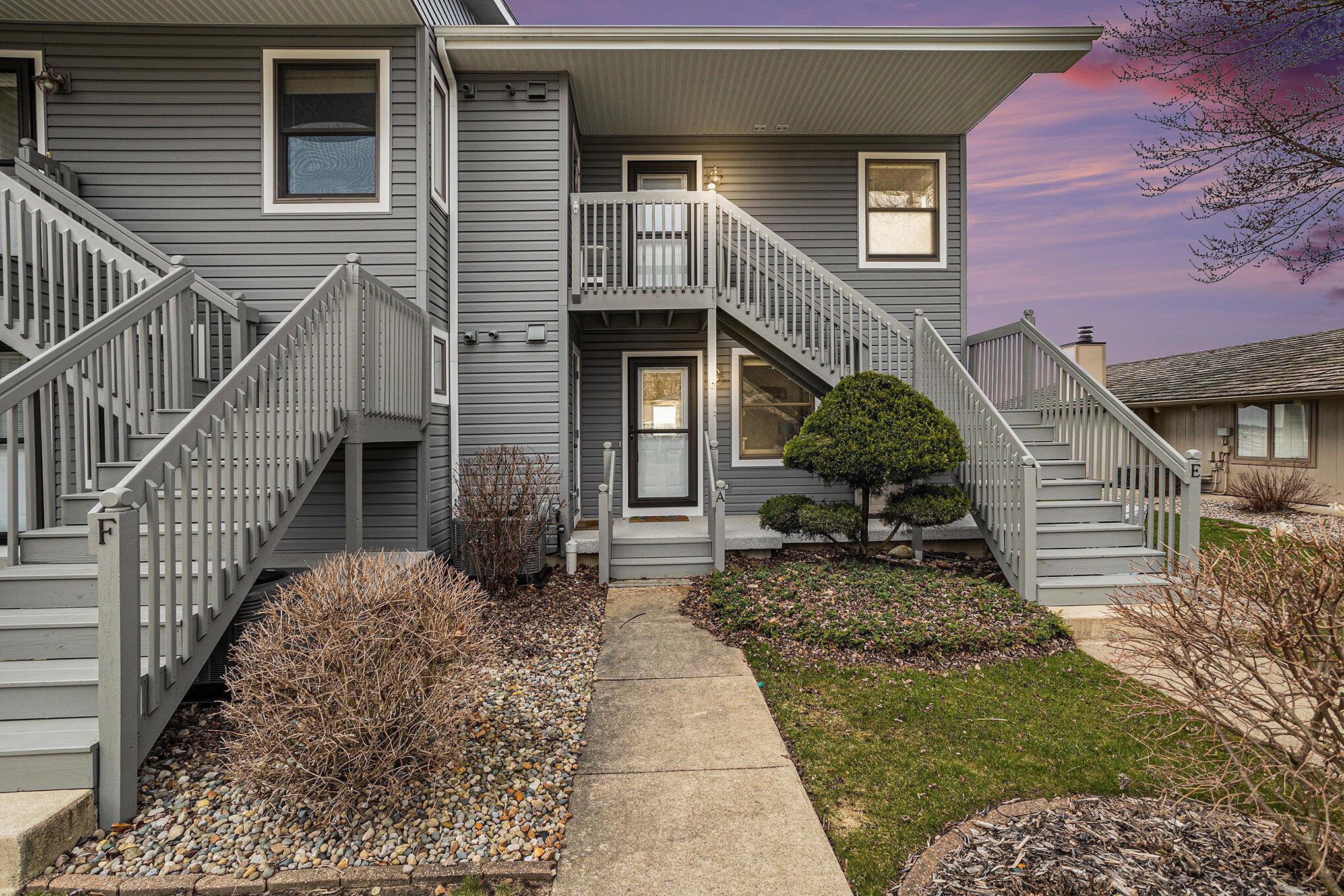 Image 1: 001_566_lake_dr_unit_a_coldwater_mi_4903