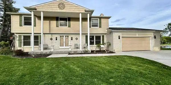 54320 Chateau Point