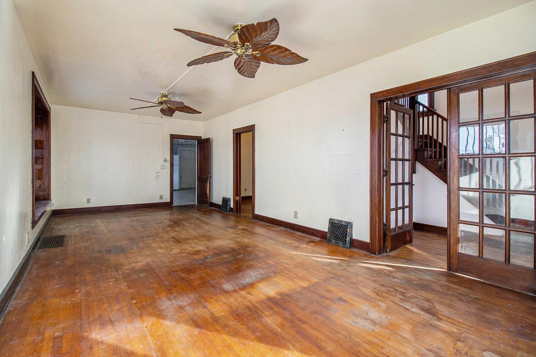 Image 4: Living room and foyer