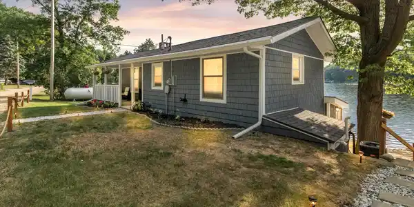 3873 S Shore