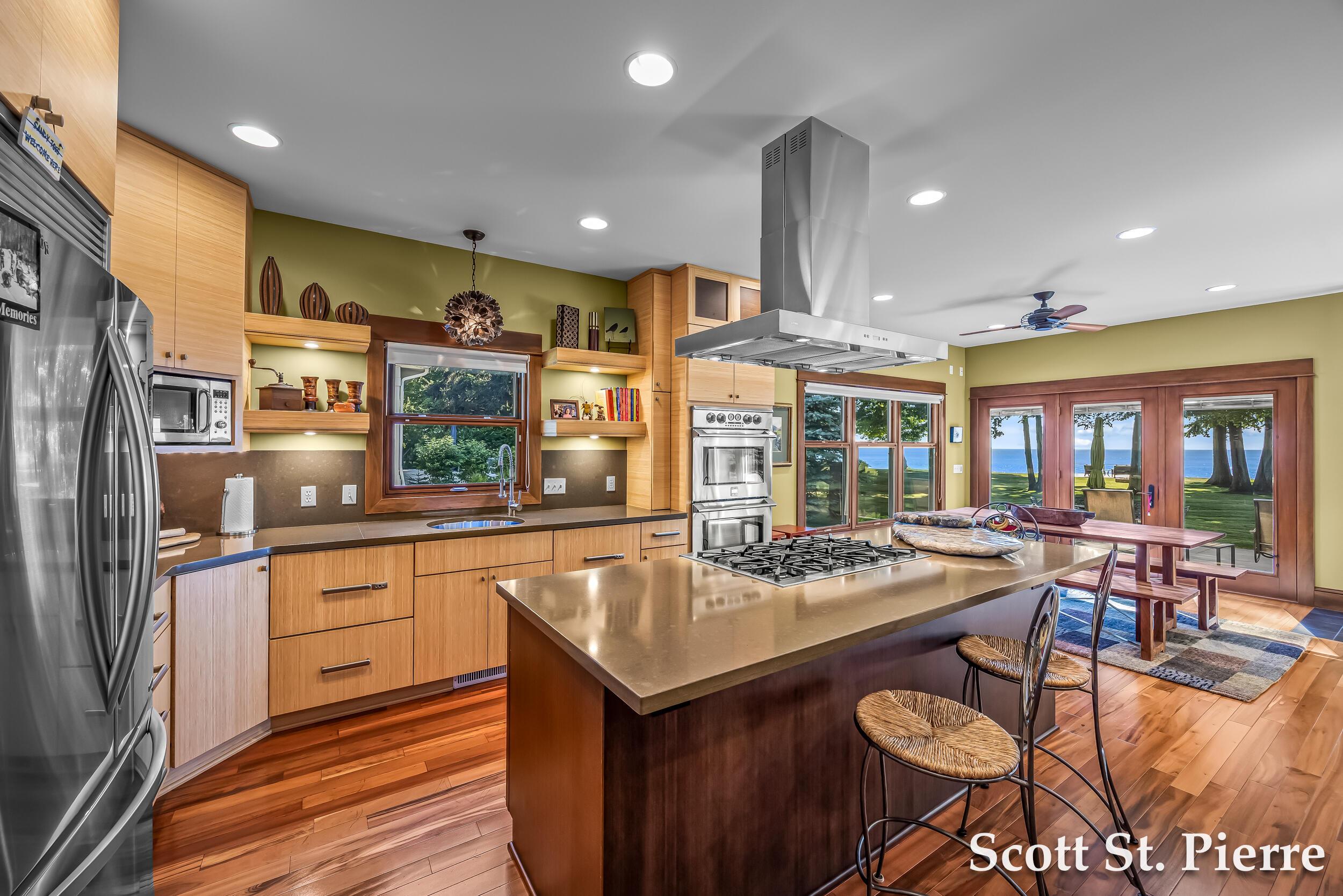 Image 3: Kitchen