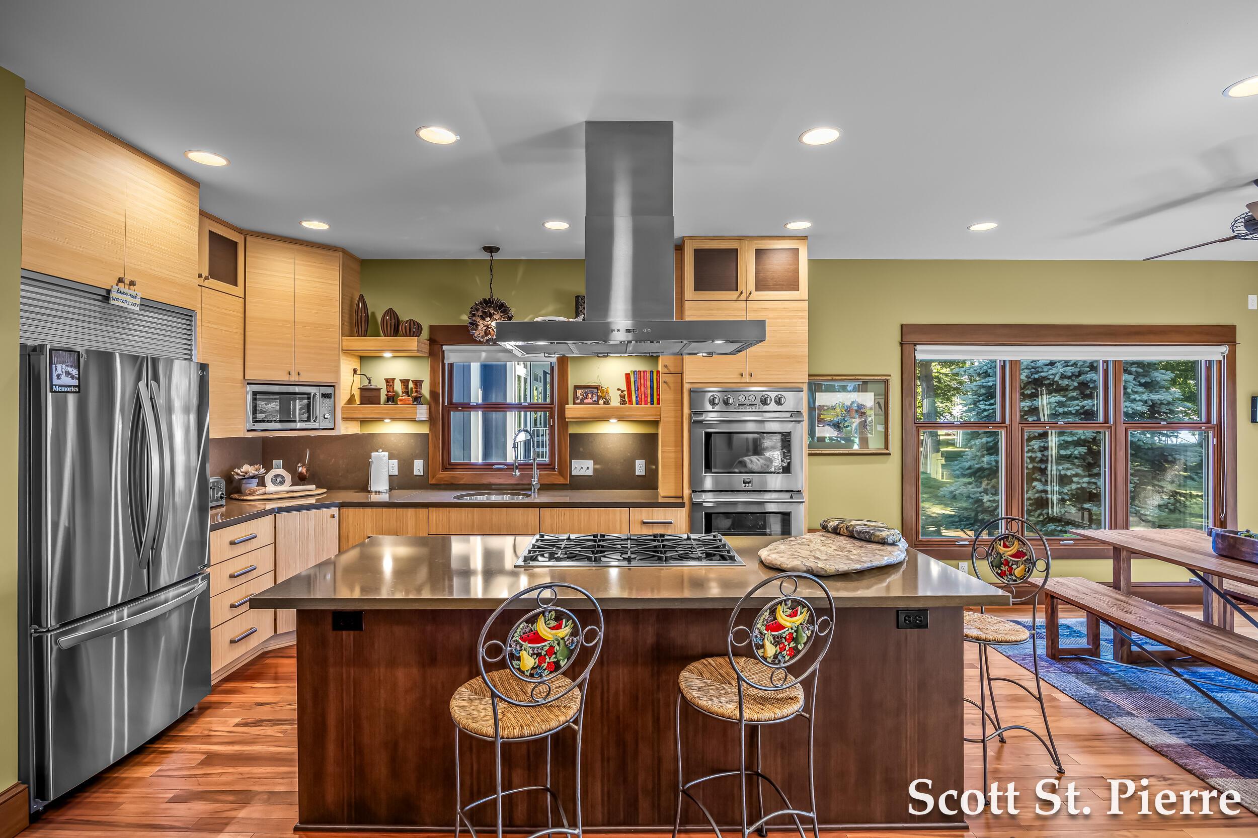 Image 4: Kitchen