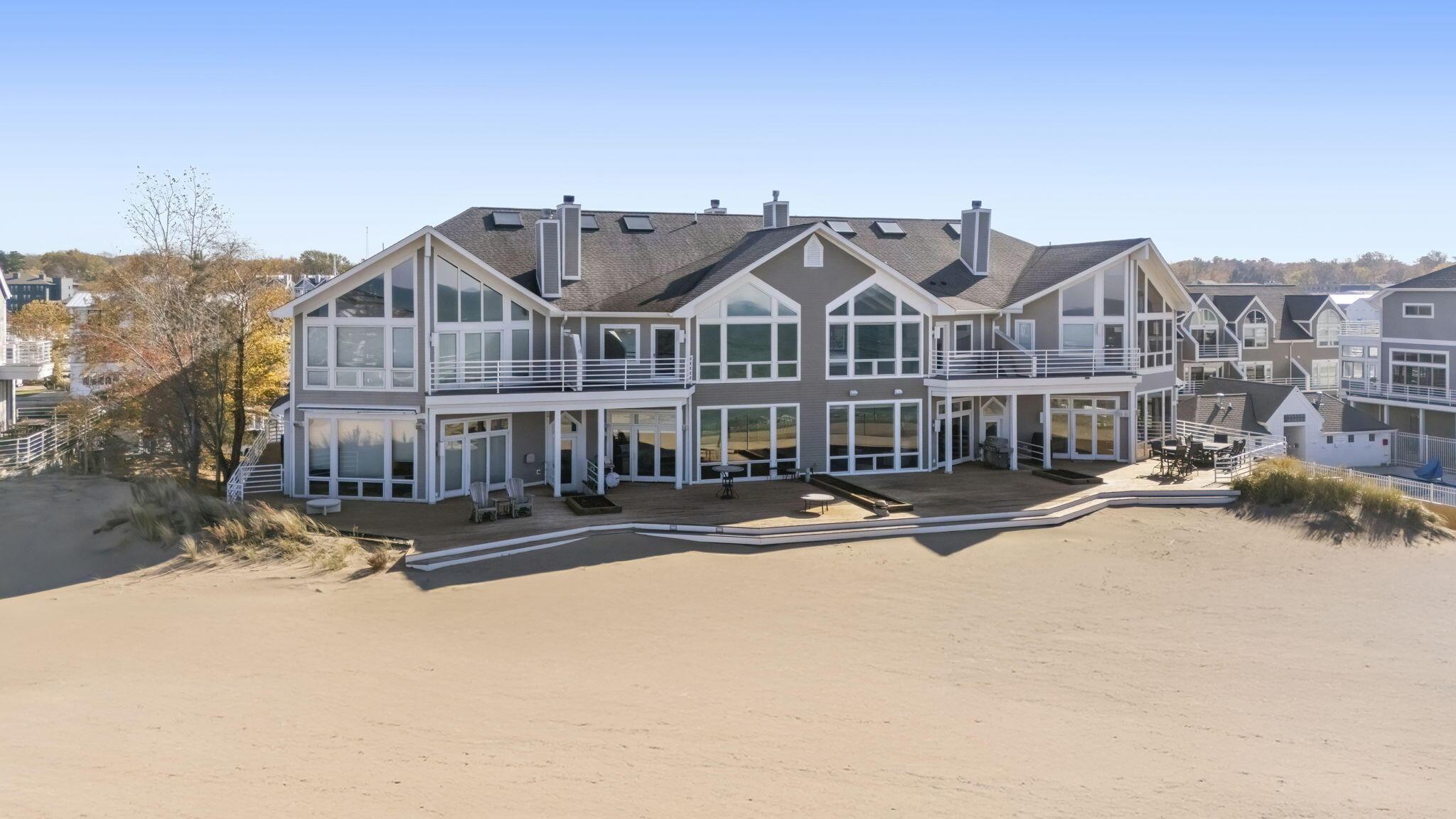 Image 2: 400 Lake Dr C