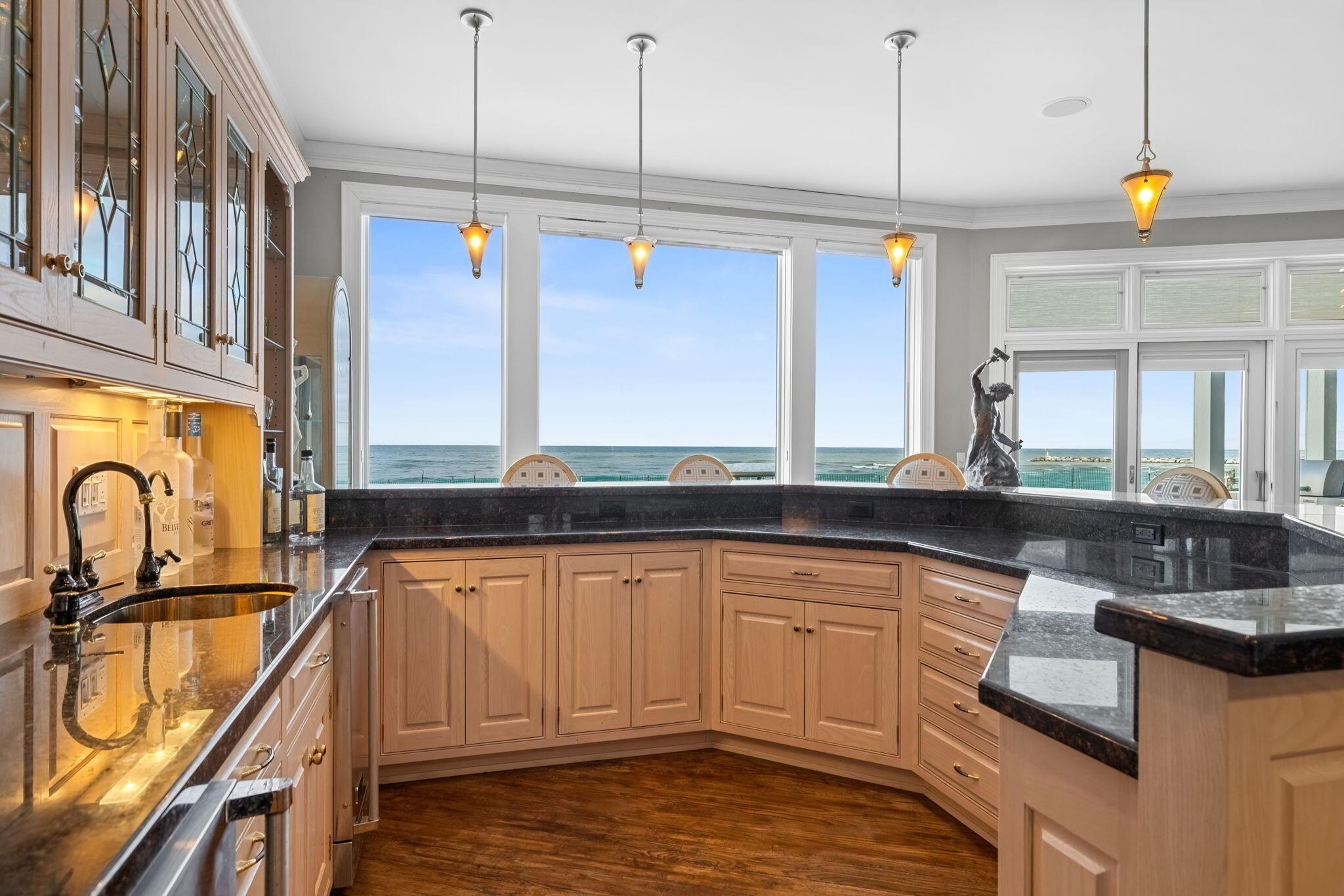 Image 4: 3- 400 Lake Dr C